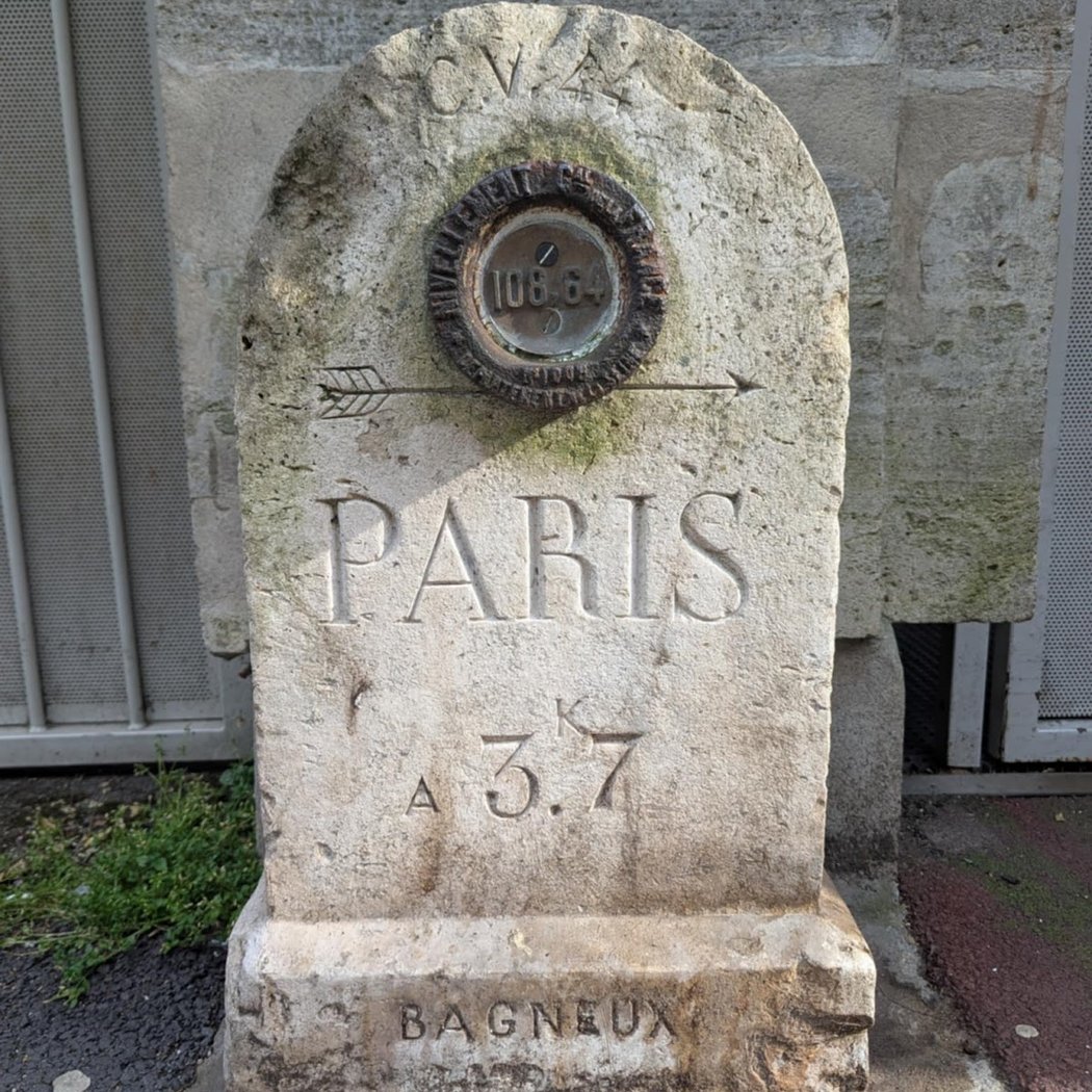 Ancienne borne de nivellement de Bagneux 1